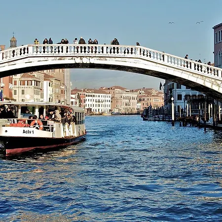 Ponte Degli Scalzi Bed and breakfast *
